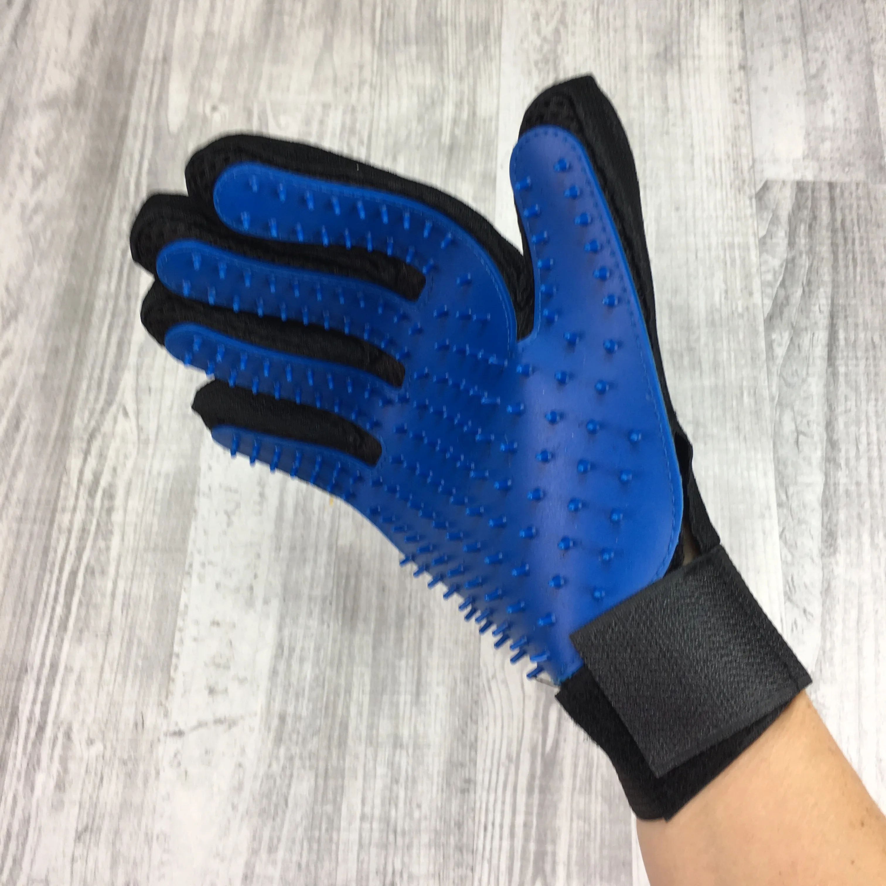 Grooming glove